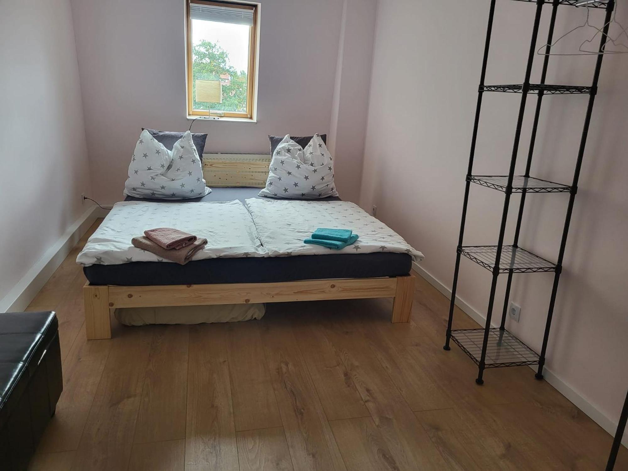 Schoene Neue 4 Zimmer Wohnung Mit Sued-Balkon Bis 8 Personen Naumburg (Saale) Exterior foto