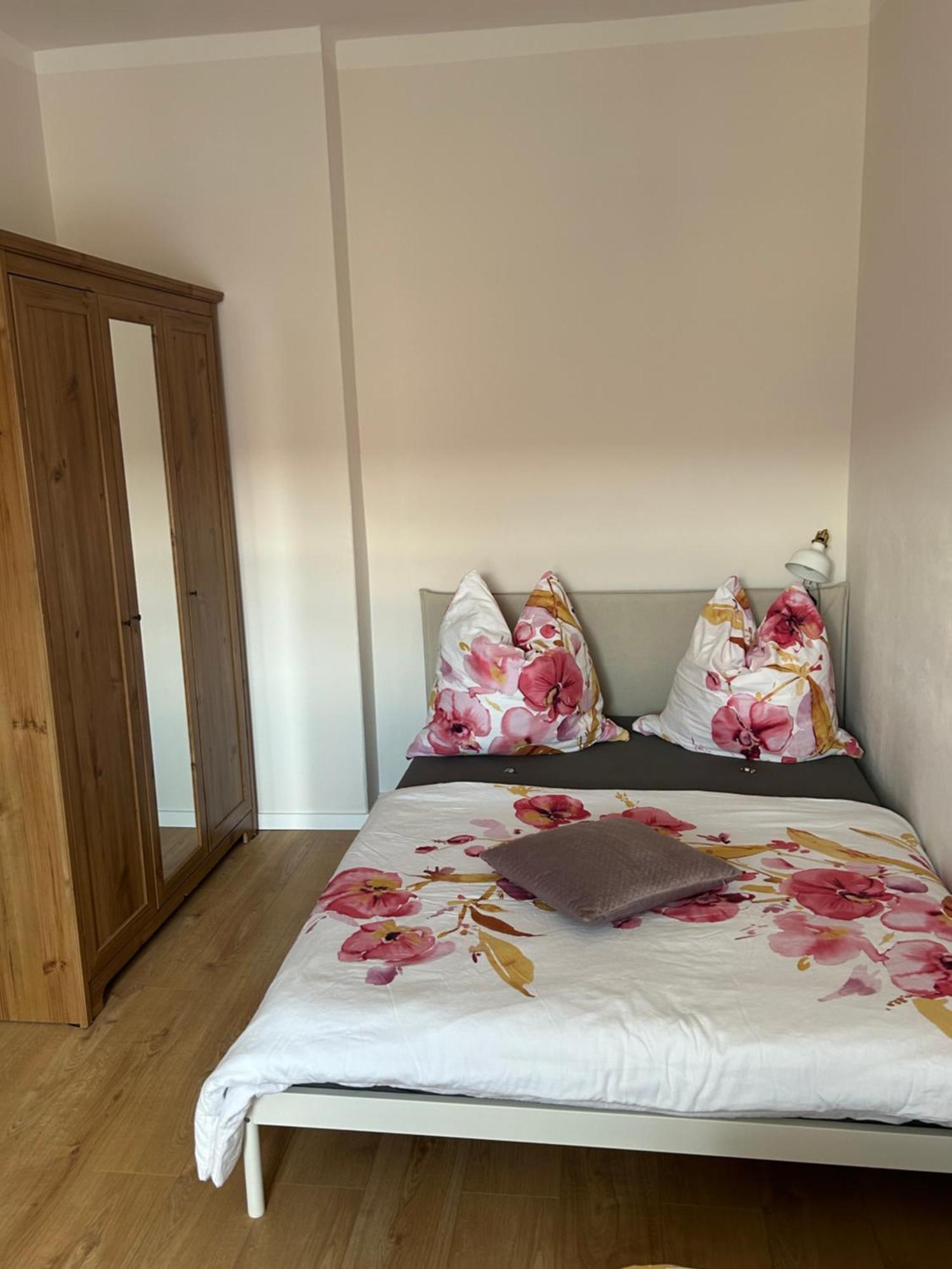 Schoene Neue 4 Zimmer Wohnung Mit Sued-Balkon Bis 8 Personen Naumburg (Saale) Exterior foto