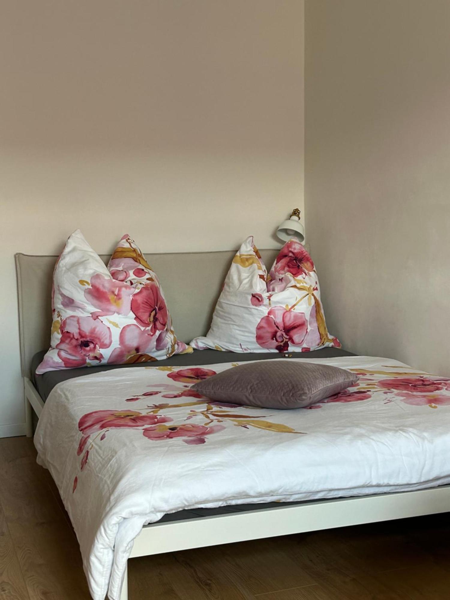 Schoene Neue 4 Zimmer Wohnung Mit Sued-Balkon Bis 8 Personen Naumburg (Saale) Exterior foto