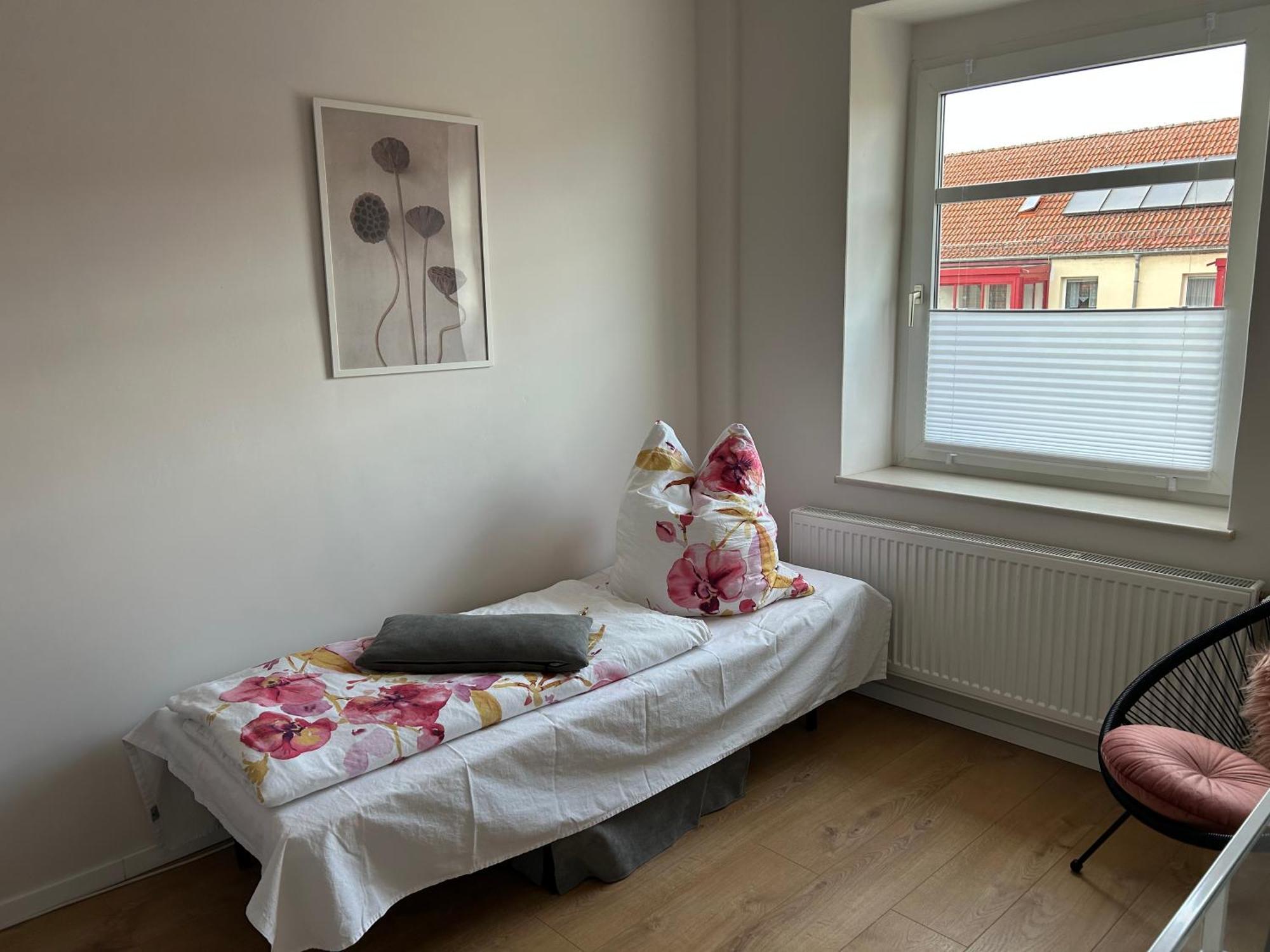 Schoene Neue 4 Zimmer Wohnung Mit Sued-Balkon Bis 8 Personen Naumburg (Saale) Exterior foto