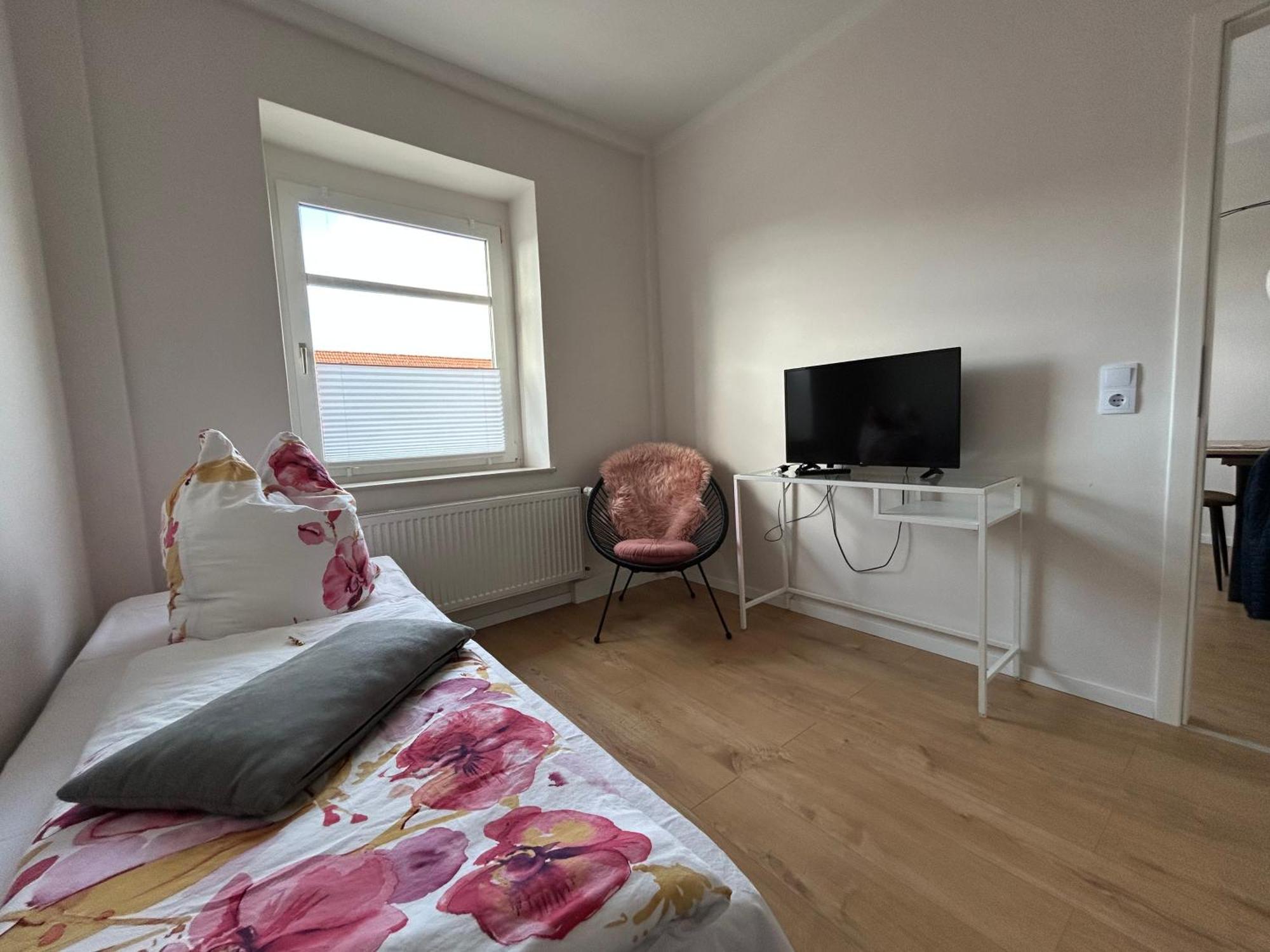 Schoene Neue 4 Zimmer Wohnung Mit Sued-Balkon Bis 8 Personen Naumburg (Saale) Exterior foto